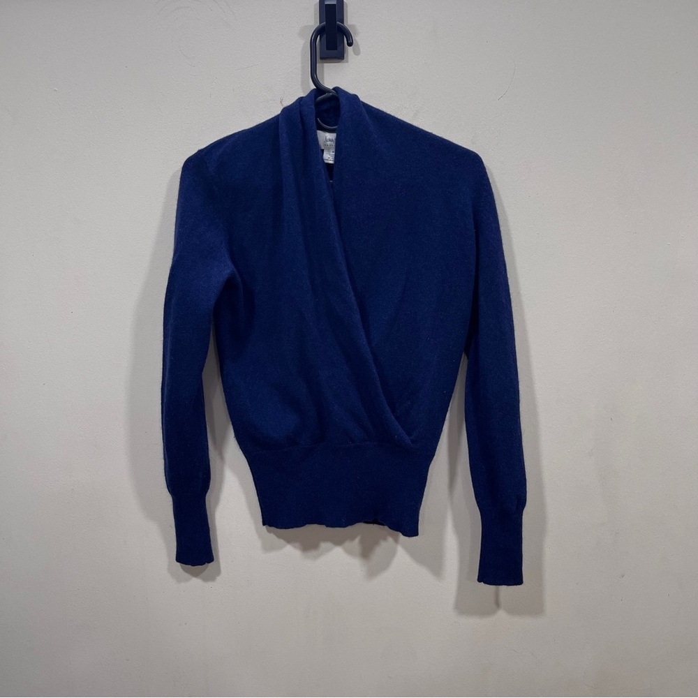 NWOT Neiman Marcus sweater is crafted from 100% cashmere size small blue